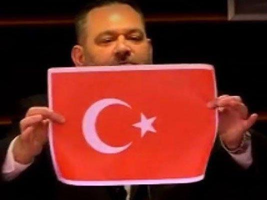 Türk bayrağını yırtan faşist Yunan vekile AB'den de çok sert tepki