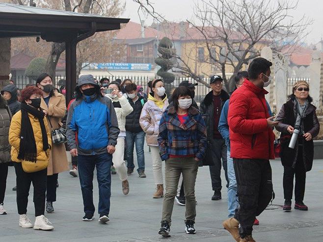 Çinli turisti gören vatandaş köşe bucak kaçıyor