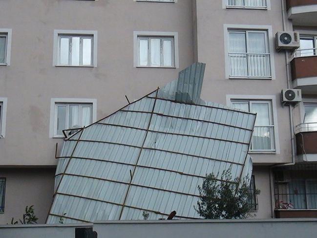 Fırtına apartmanın çatısını uçurdu!