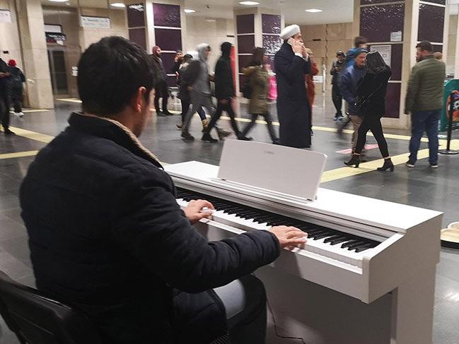 Metroda piyano çalıyor, topladığı paralarla çocuklara kışlık giyecekler alıyor