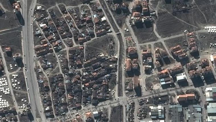 Depremde yıkılan binalar uydudan görüntülendi