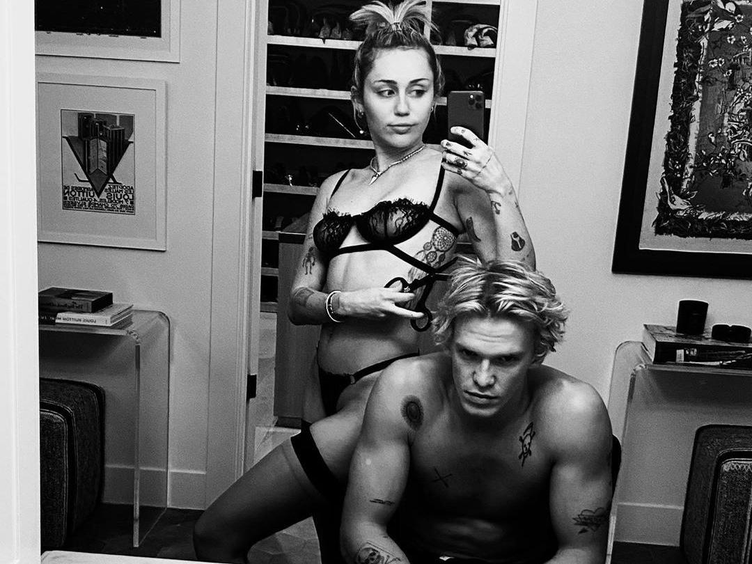 Miley Cyrus ve Cody Simpson'dan banyo pozu