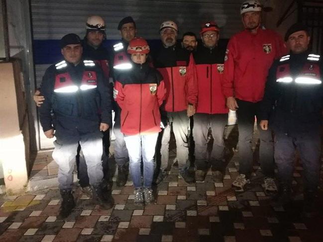 İzmir’de dağda kaybolan 3 kişiye 6 saat sonra ulaşıldı