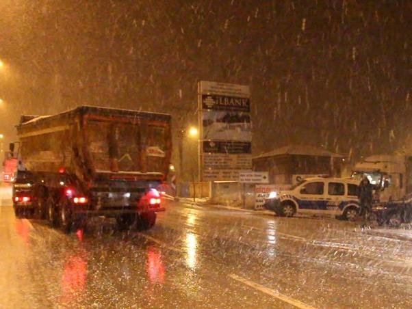 Manisa'da ulaşıma kar engeli