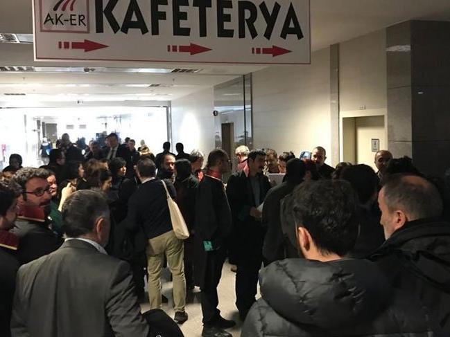 Avukatlar adliye içerisindeki kafeterya önünde eylem yaptı!