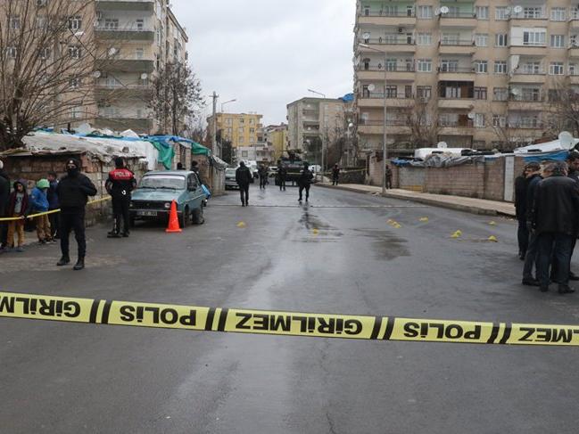 Diyarbakır'da silahlı çatışma: Mahalle savaş alanına döndü