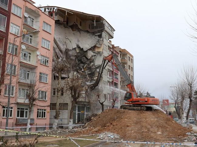 Malatya'da riskli binaların yıkımı devam ediyor!