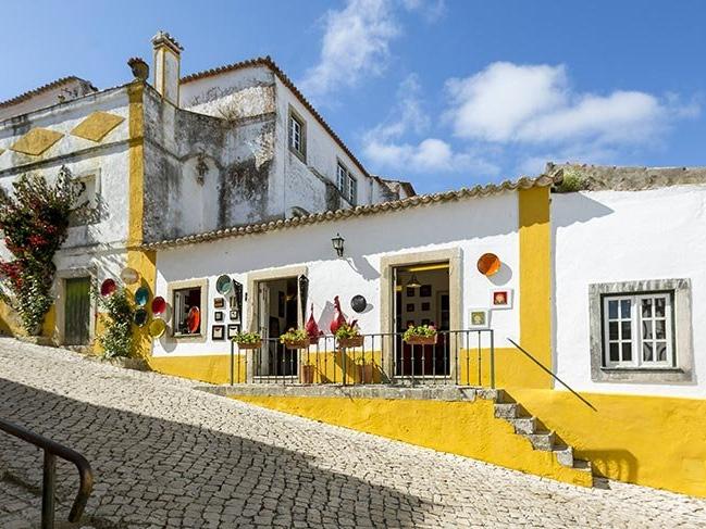 Etrafı surlarla çevrili 2300 yıllık Portekiz kasabası Obidos
