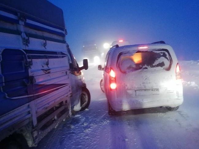 Kar esareti! Yüzlerce araç mahsur kaldı