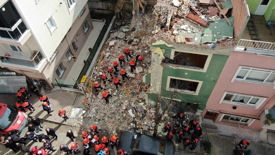 Bayrampaşa'da deprem tatbikatı yapılırken Bahçelievler'de bina yıkıldı!
