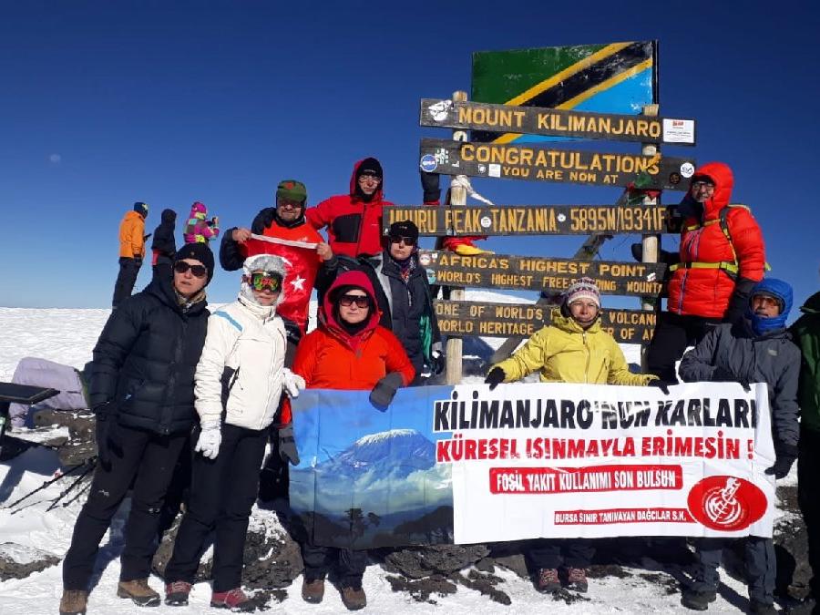 Bursalı dağcı grubu Afrika'nın çatısı Kilimanjaro'ya tırmandı