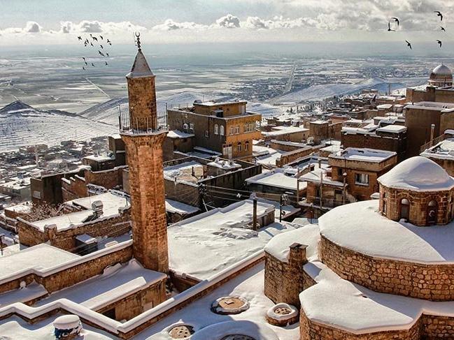Mardin'de beyaz örtüyle kaplanan tarihi binalar turistleri büyüledi