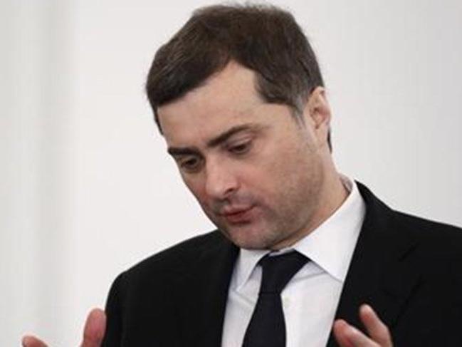 Putin, Surkov'u görevden aldı!