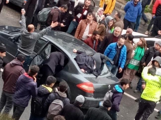 Diyarbakır’da korkunç kaza! Ön camına çarptı, takla atarak arka camdan içeri girdi