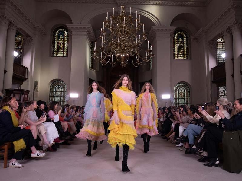 Bora Aksu 2020-21 Sonbahar Kış koleksiyonunu Londra Moda Haftası'nda tanıttı