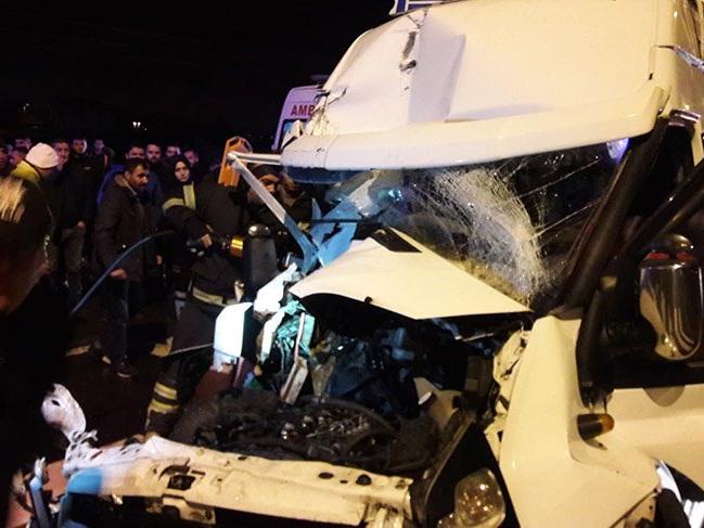 Aksaray’da minibüs TIR'a arkadan çarptı: 12 yaralı