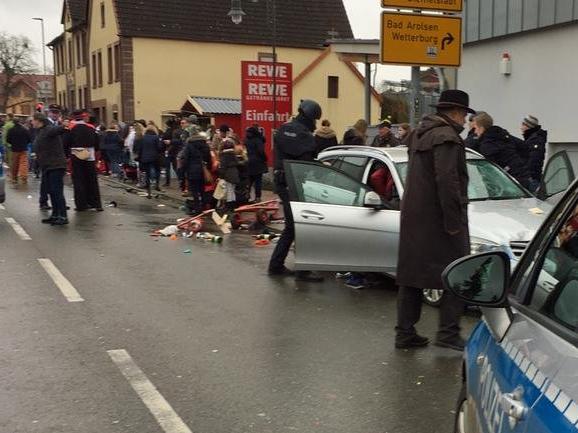 Almanya'da otomobil kalabalığın arasına daldı - Sözcü Gazetesi