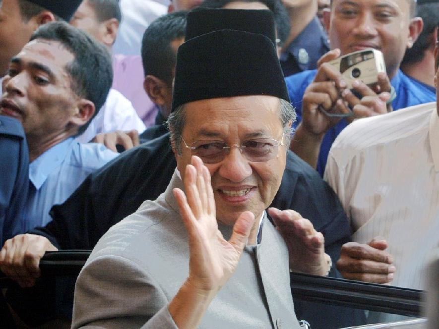 94 yaşındaki başbakan istifa etti