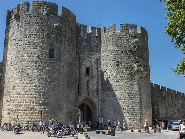 Ortaçağ surlarıyla çevrili tarihi kent Aigues-Mortes