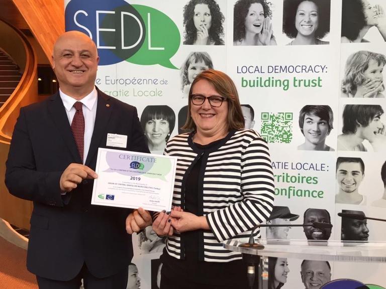 Avrupa Yerel Demokrasi Ortağı Onur Ödülü Çoruk'a verildi