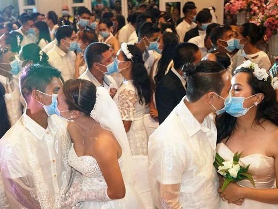 Toplu düğünde corona önlemi! Maskeleri takıp evlendiler