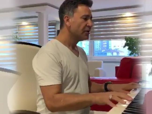 İzzet Yıldızhan piyano çaldı, türkü söyledi