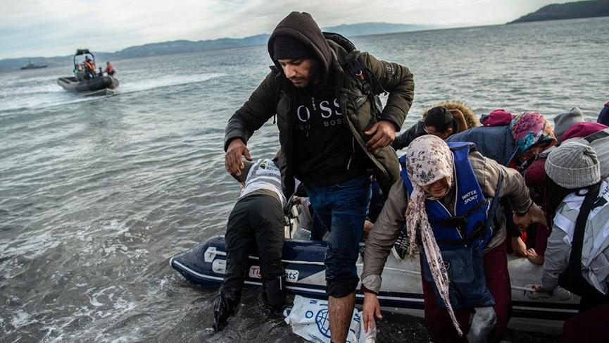 Suriyelileri 50 savaş gemisi durduramadı! İlk göçmen botu Midilli'ye çıktı