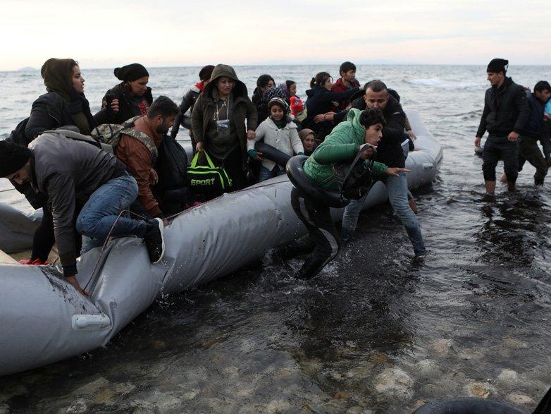 Uluslararası ajanslar bu kareleri paylaştı: Türkiye'den giden mülteciler Midilli'de