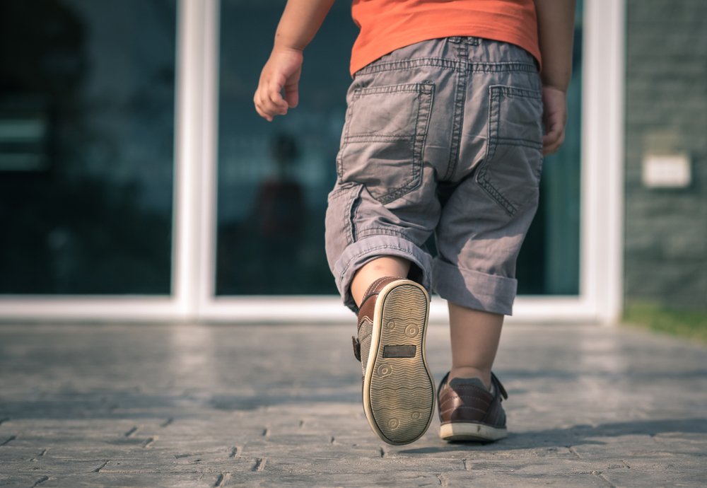 Bebeklerde ilk adım ayakkabısı nasıl olmalıdır? Bebeklerde yürüme kolaylaştırma nasıl sağlanır?