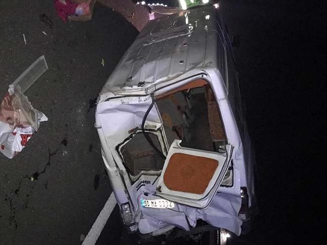 Düzensiz göçmen taşıyan minibüs kaza yaptı