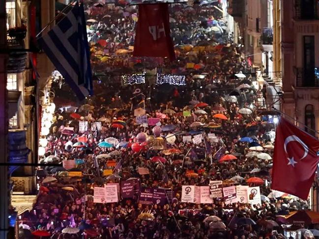 İstanbul Valiliği'nden kadınlara önce kutlama sonra yasak