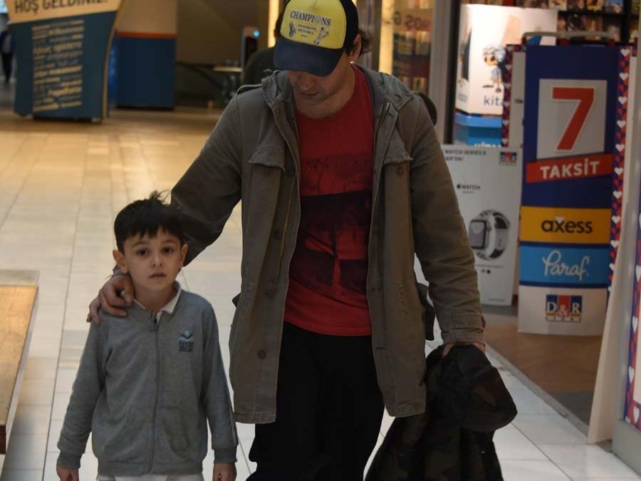Kaan Tangöze ve oğlu Volkan alışverişte