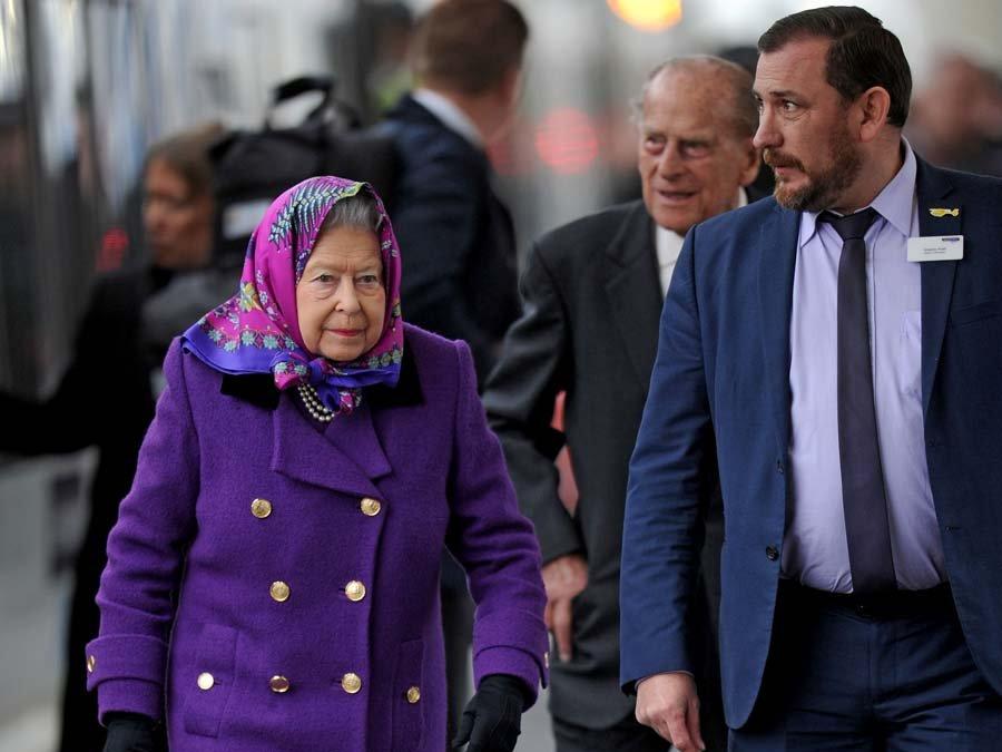 Kraliçe Elizabeth Buckingham Sarayı'na dönüyor