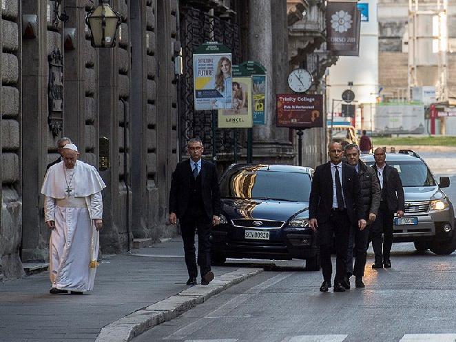 Virüsün kırıp geçirdiği İtalya'dan çarpıcı kare! Papa'dan boş sokaklarda corona duası