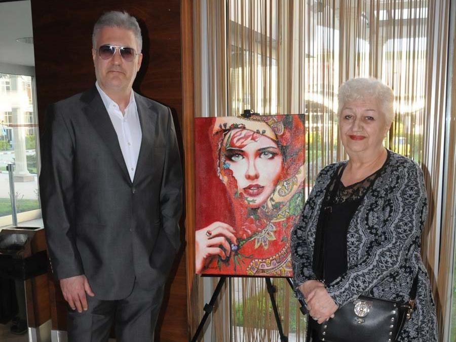 Tamer Karadağlı'nın ressam annesi sergi açtı