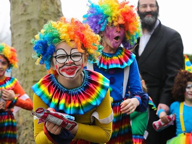 Londra’da renkli Purim Festivali