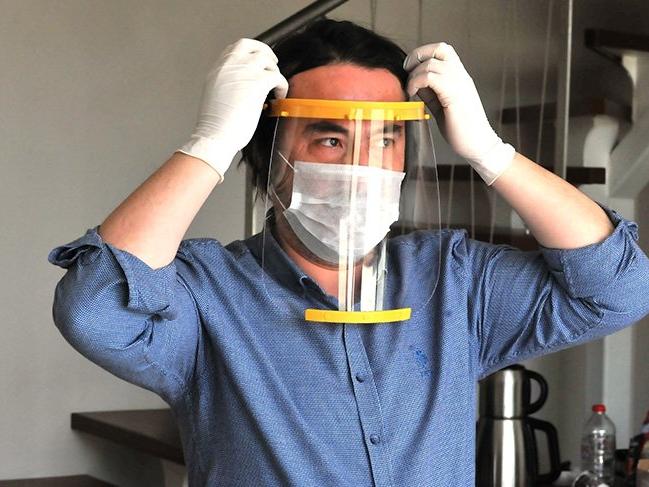 Sağlıkçıların corona virüsünden korunması için 'siper maske' yaptı