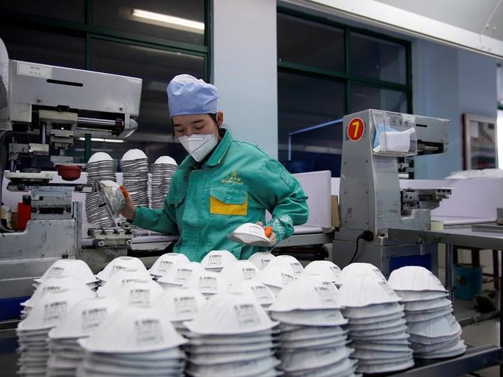 Votka fabrikasında dezenfektan, iPhone fabrikasında maske üretiliyor