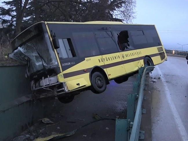 Belediye otobüsü yoldan çıktı, köprüde asılı kaldı