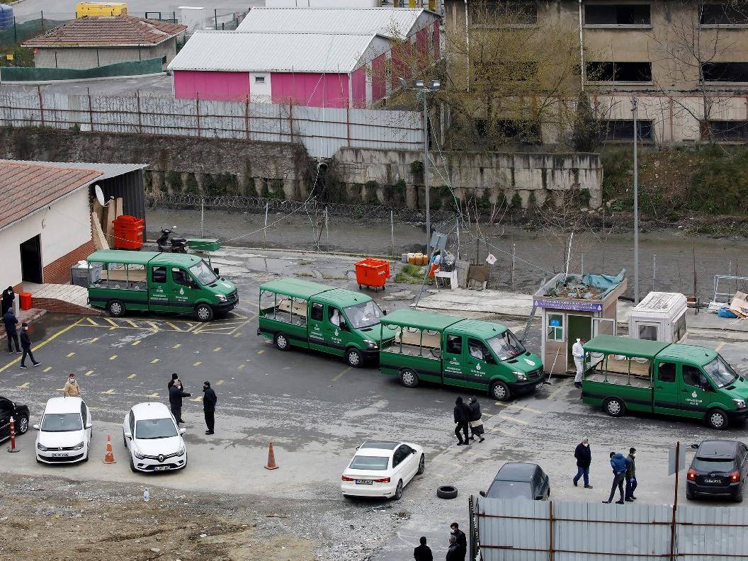 İstanbul'da ürküten corona fotoğrafı! Peş peşe dizilen cenaze araçlarını Reuters görüntüledi