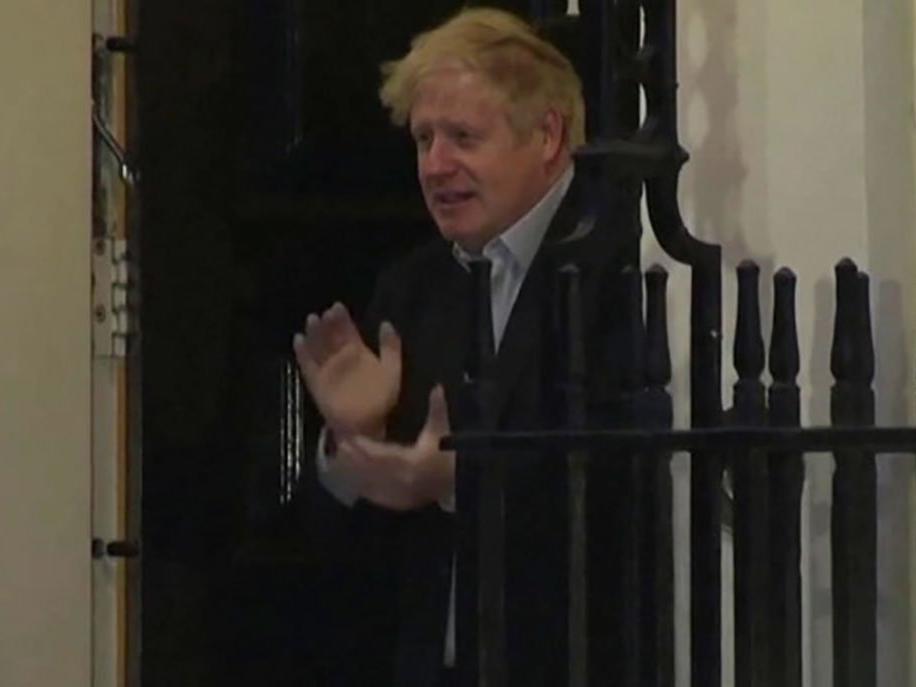 Karantinadaki Boris Johnson'dan endişelendiren görüntü!
