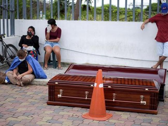 Mezarlıklarda yer kalmadı! Coronadan ölenleri evlerinin önüne bırakıyorlar
