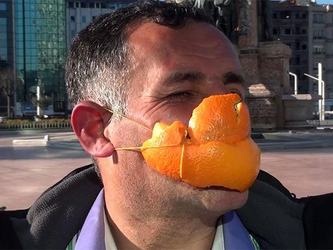 Portakaldan yaptığı maske ile türkü söyleye söyleye Taksim’de yürüdü