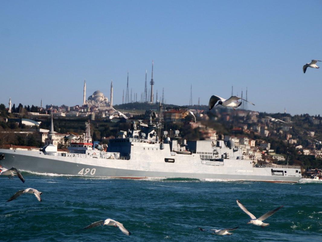 Rus savaş gemileri peş peşe İstanbul Boğazı'ndan geçti