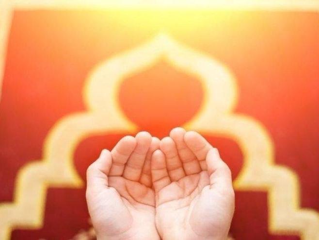 Öğle ezanı saat kaçta? Cuma namazı kılınacak mı, camiler kapalı mı?