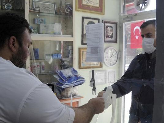 Ankara ve İstanbul’daki eczanelerde ücretsiz maske temini başladı