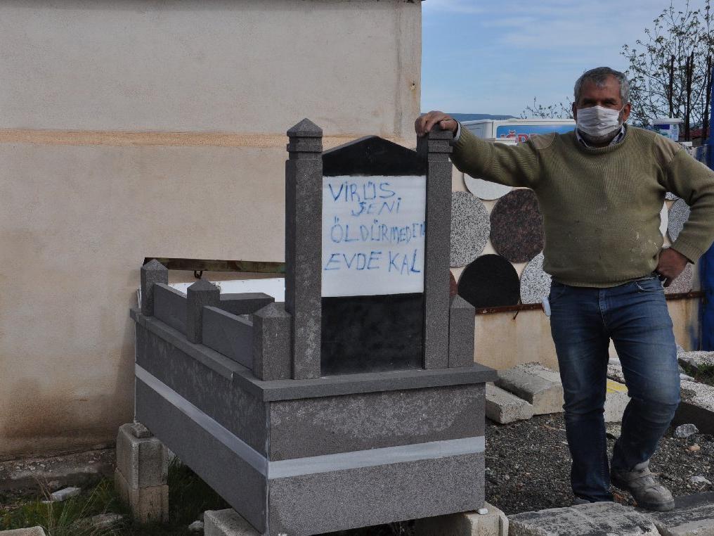 Corona virüsüne karşı mezar taşlı uyarı