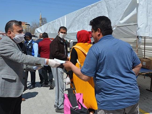 AKP'li belediye pazar yerine 'Hayır Tezgahı' kurdu