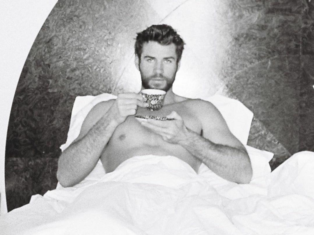 Liam Hemsworth karantina günlerinde yataktan paylaştı