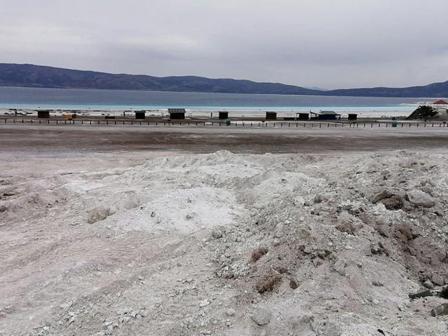 Salda Gölü'ndeki tahribattan geriye derin çukur ve lastik izleri kaldı